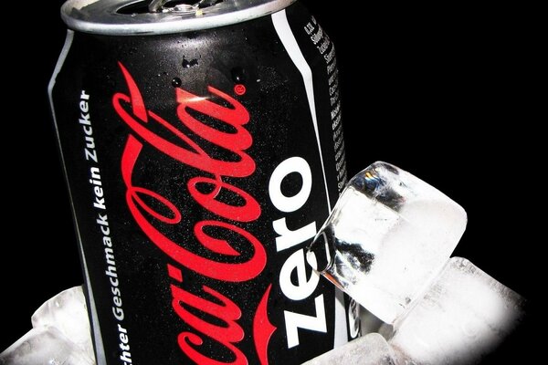 Bottiglia di coca cola e ghiaccio