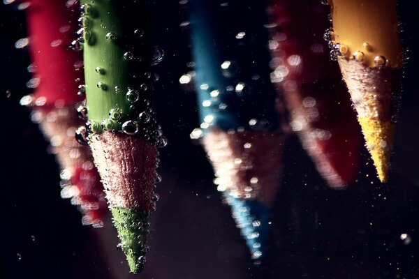 Crayons vue sous l eau avec des bulles