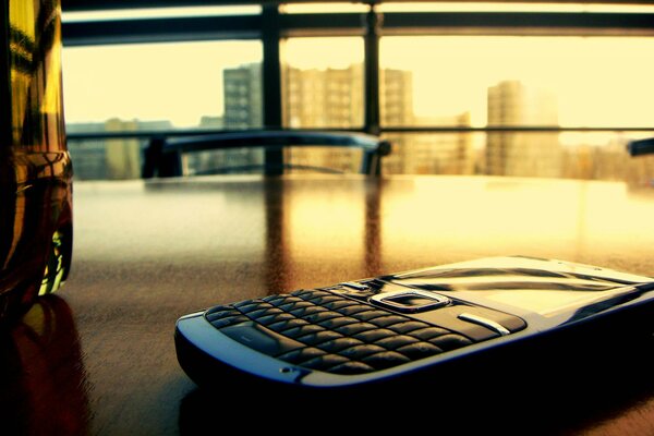 Téléphone portable dans le bureau du soir