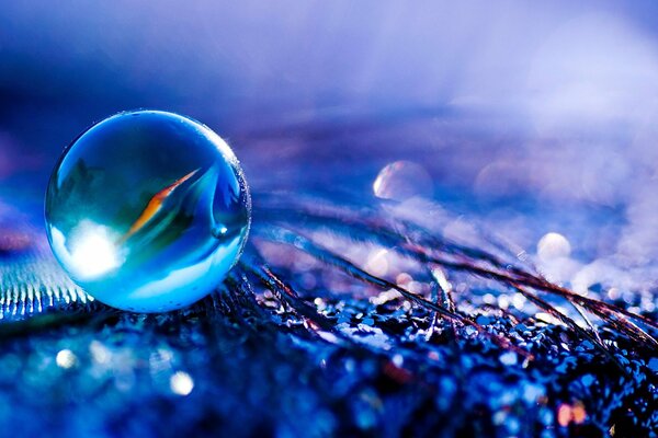 Imagen macro de una bola de cristal sobre un hermoso fondo púrpura