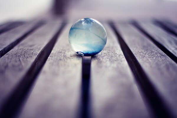 Boule de verre sur le banc