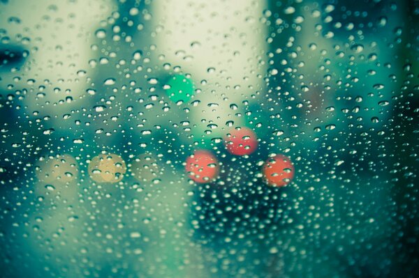 Gouttes de pluie sur une fenêtre froide