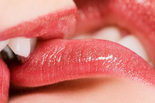 Baciare due ragazze con rossetto rosa