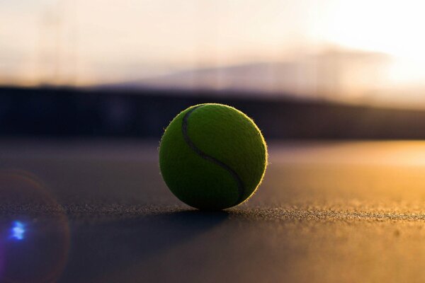 Balle de tennis au coucher du soleil