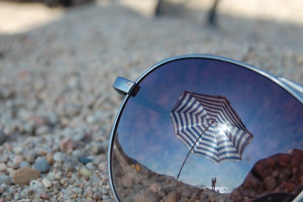 Reflexionsbrille am Strand