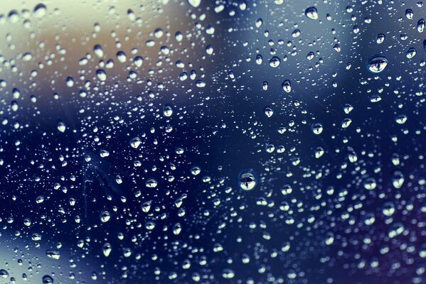 Gouttes de pluie sur le verre