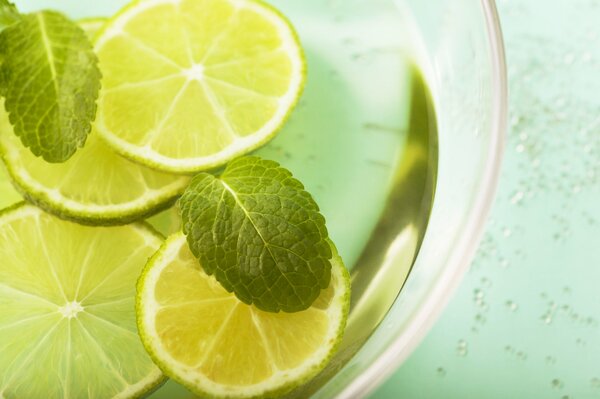 Bevanda rinfrescante alla menta e lime