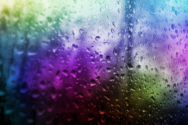 Gouttes de pluie sur verre coloré