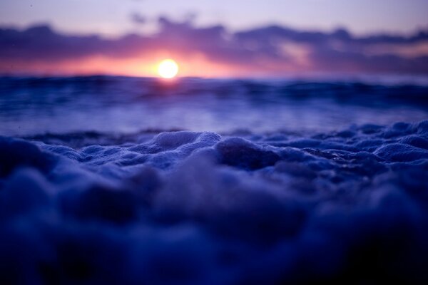 Schiuma di mare sullo sfondo del tramonto