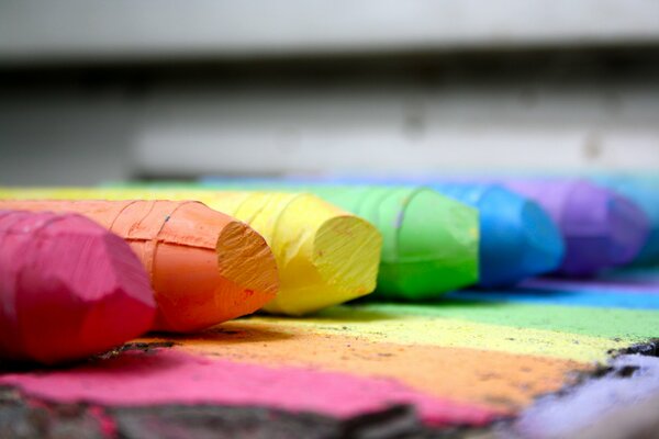 Crayones de todos los colores del arco iris