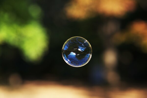 Bulle de savon bleu dans l air