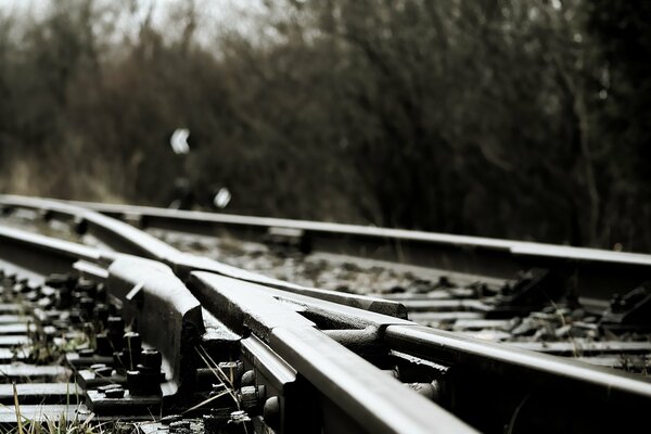 Rails sur les voies ferrées en gris