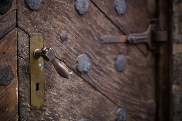 Porte lourde du château antique