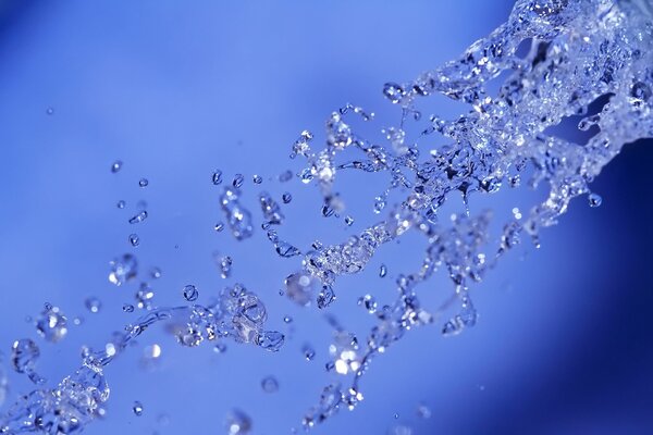 Éclaboussures d eau fraîche sur fond bleu