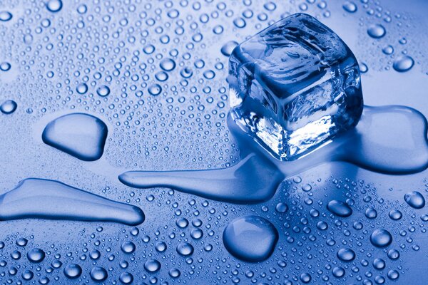 Cube de glace sur la surface bleue