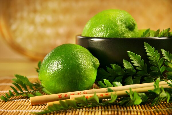 Lime e verdure con bastoncini cinesi in una ciotola