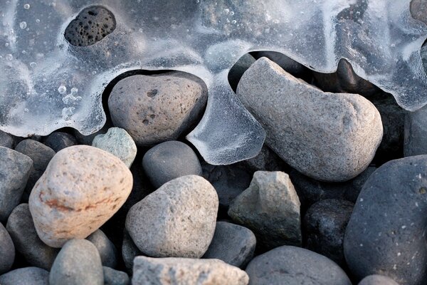 Ghiaccio sottile e fragile sulle rocce