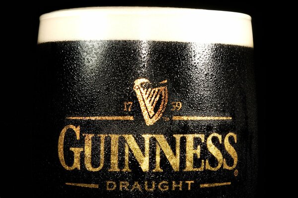 Guinness-Biermarke auf schwarzem Hintergrund