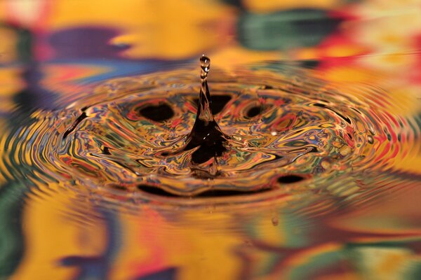 Gota en el momento colores brillantes