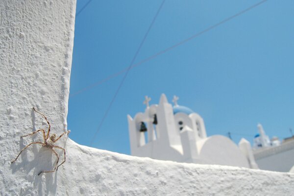 Église blanche par temps clair