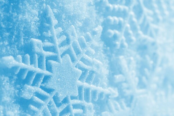 Schneeflocken sind im Winter blau am Fenster