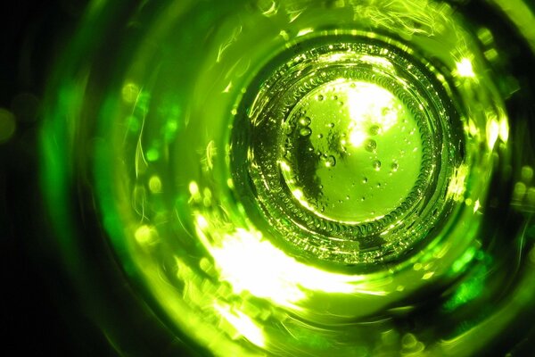 Luce che passa attraverso il vetro della bottiglia verde