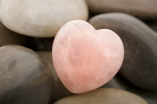 Piedra rosa en forma de corazón