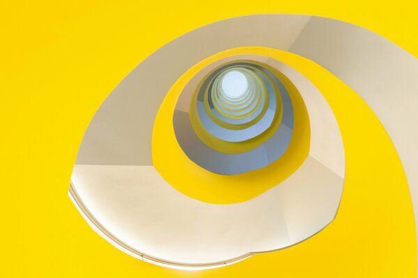 A twisted spiral in yellow and white