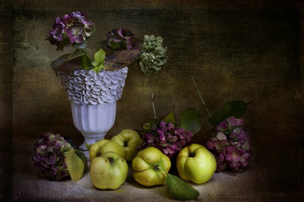 Retro-Stillleben mit Blumenvase und Äpfeln