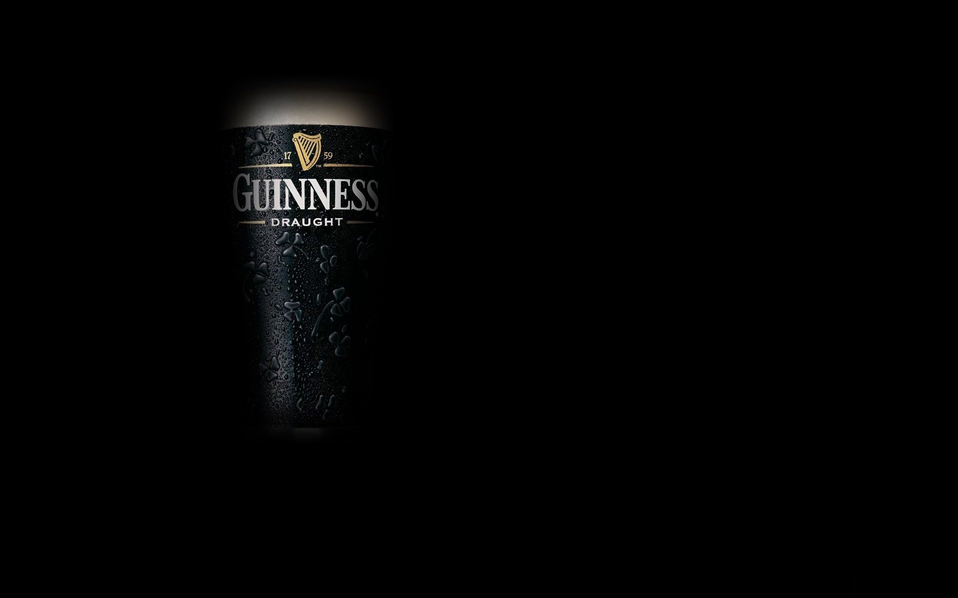 guinness bière verre fond sombre gouttes froid