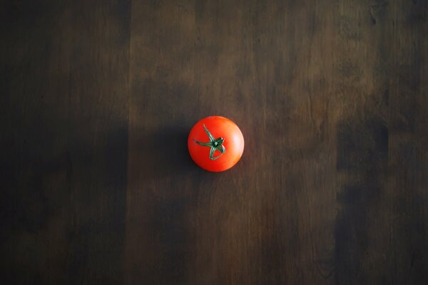 Foto minimalismo, tomate sobre fondo texturizado