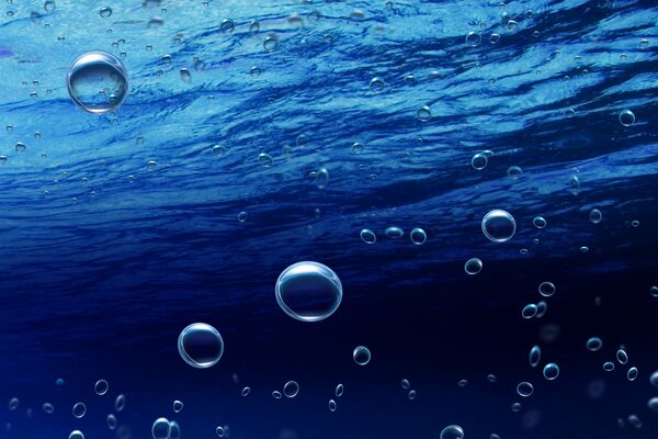 Bulles dans l eau. Mer bleue