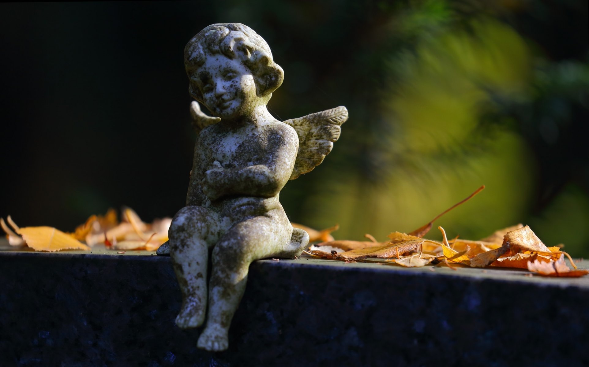 petit ange sculpture feuilles automne