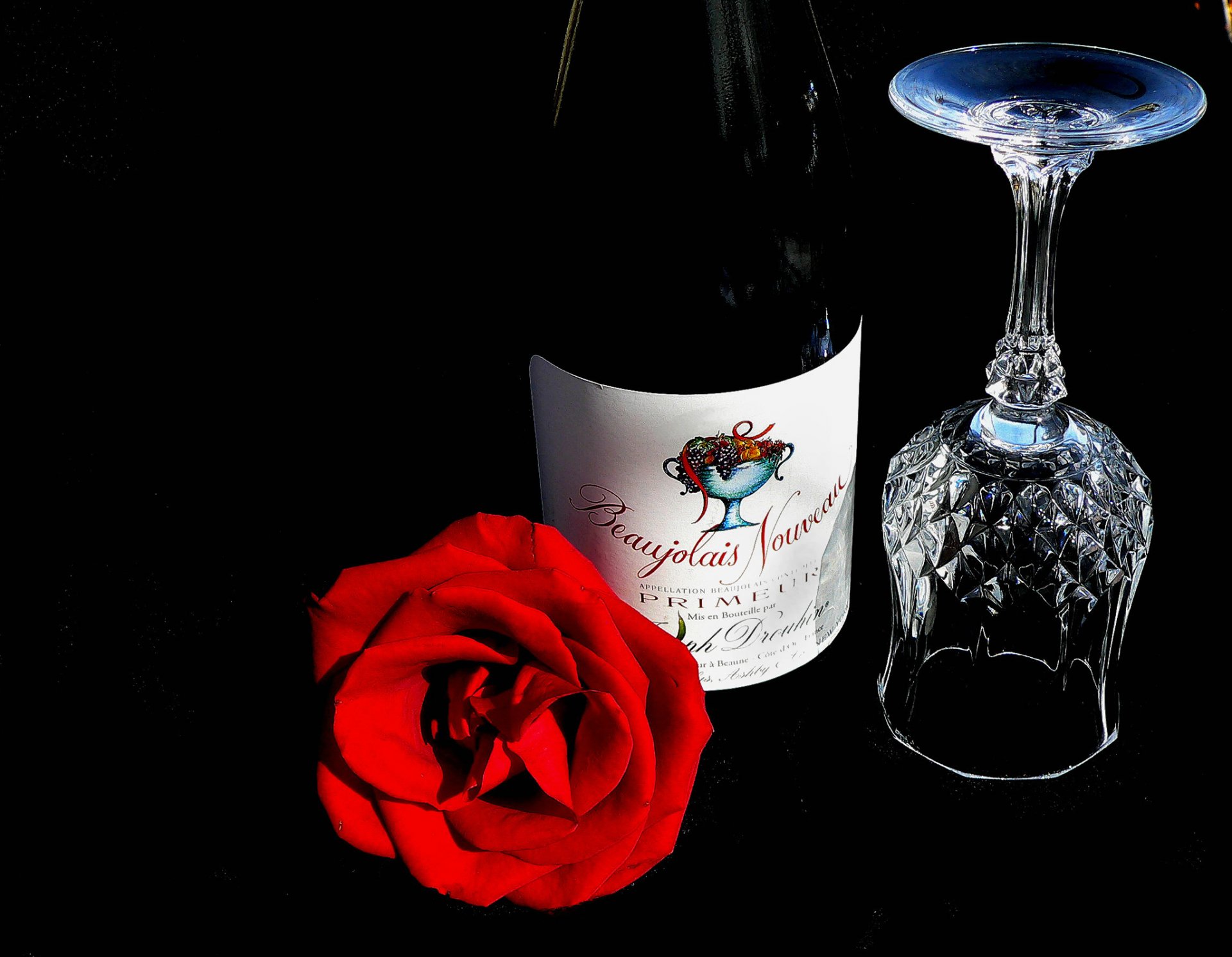 nature morte vin bouteille verre fleur rose beaujolais