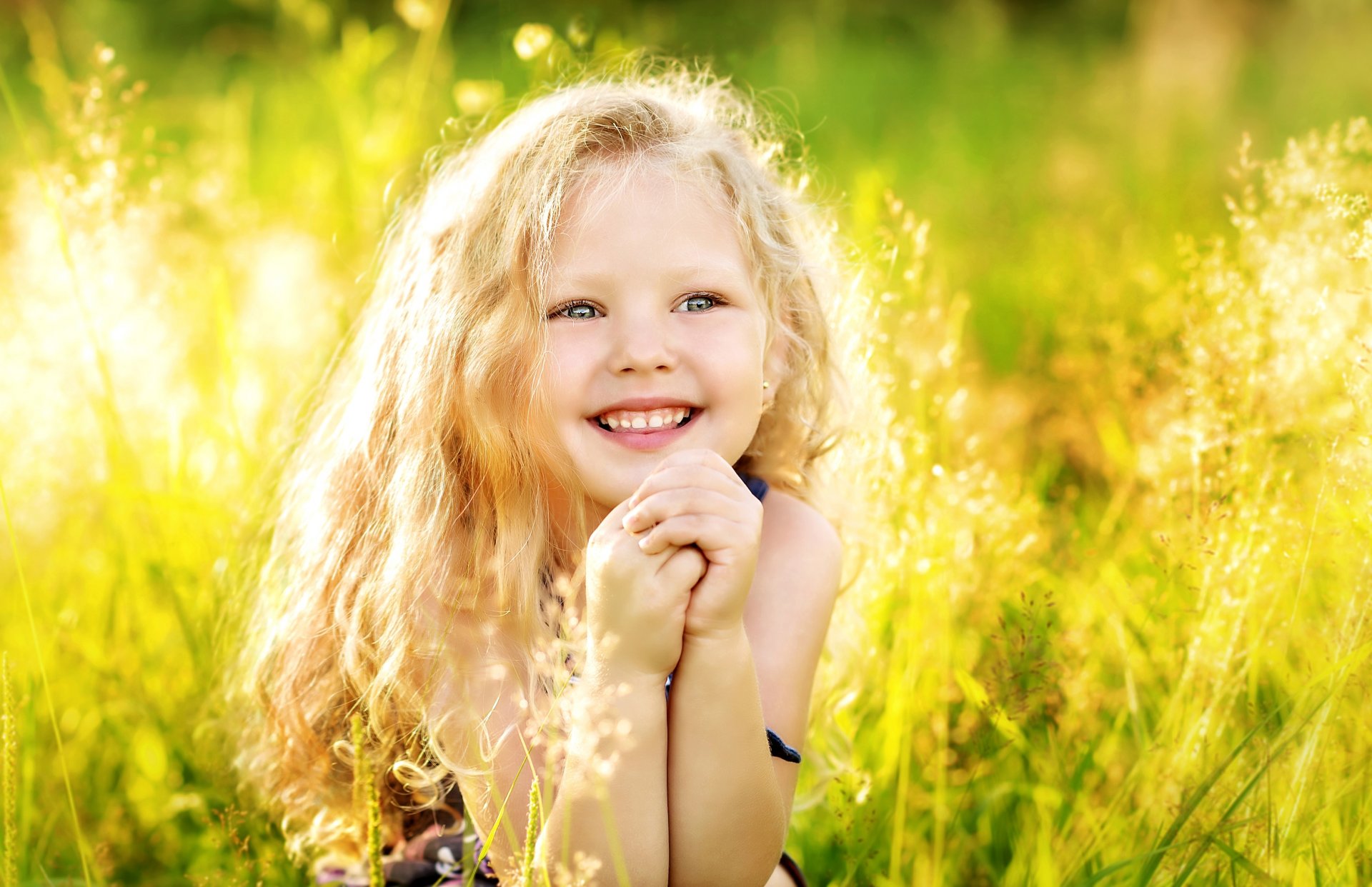 ragazza capelli estate felicità gioia infanzia risate erba luce