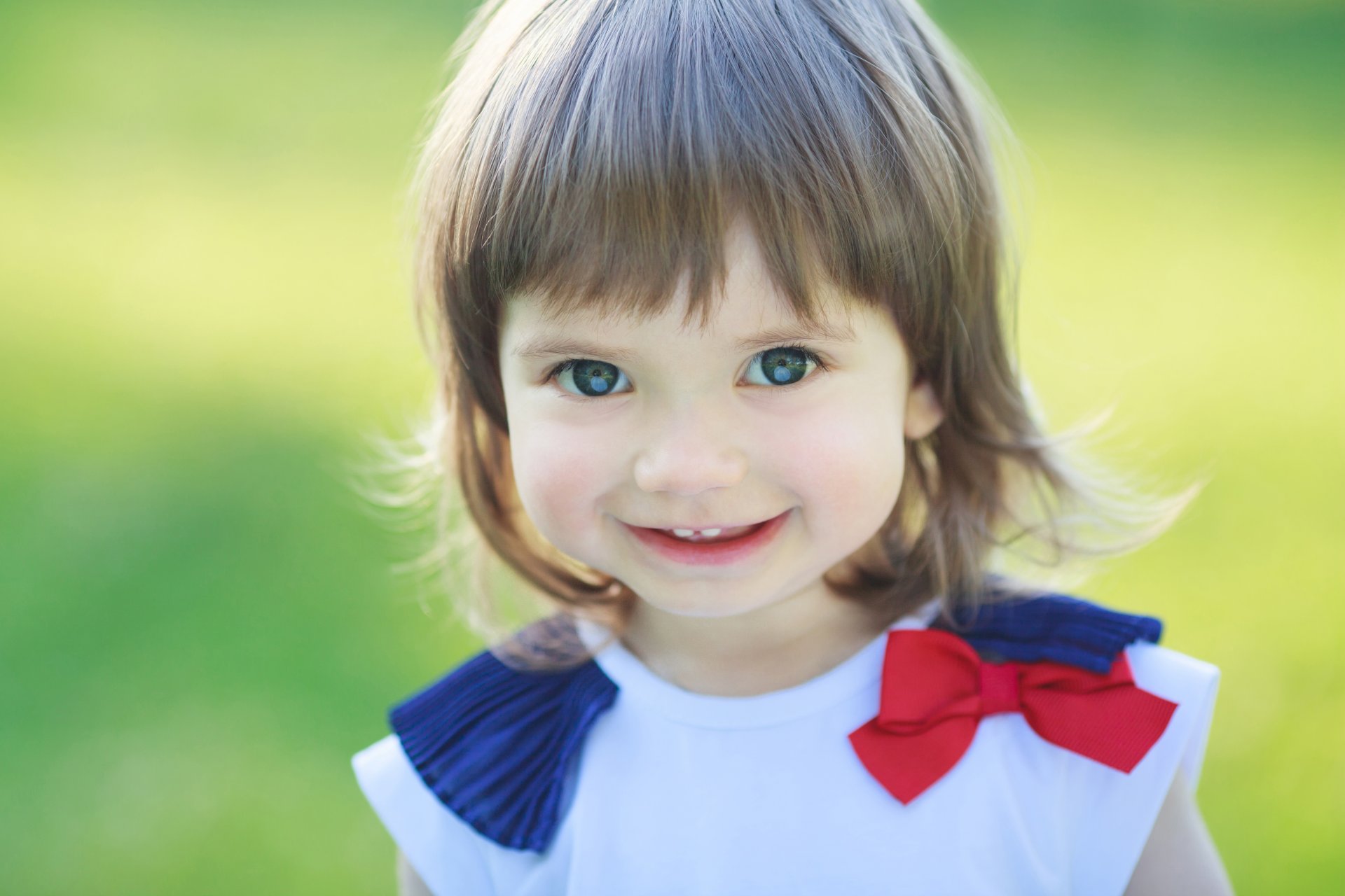 niña mirada sonrisa