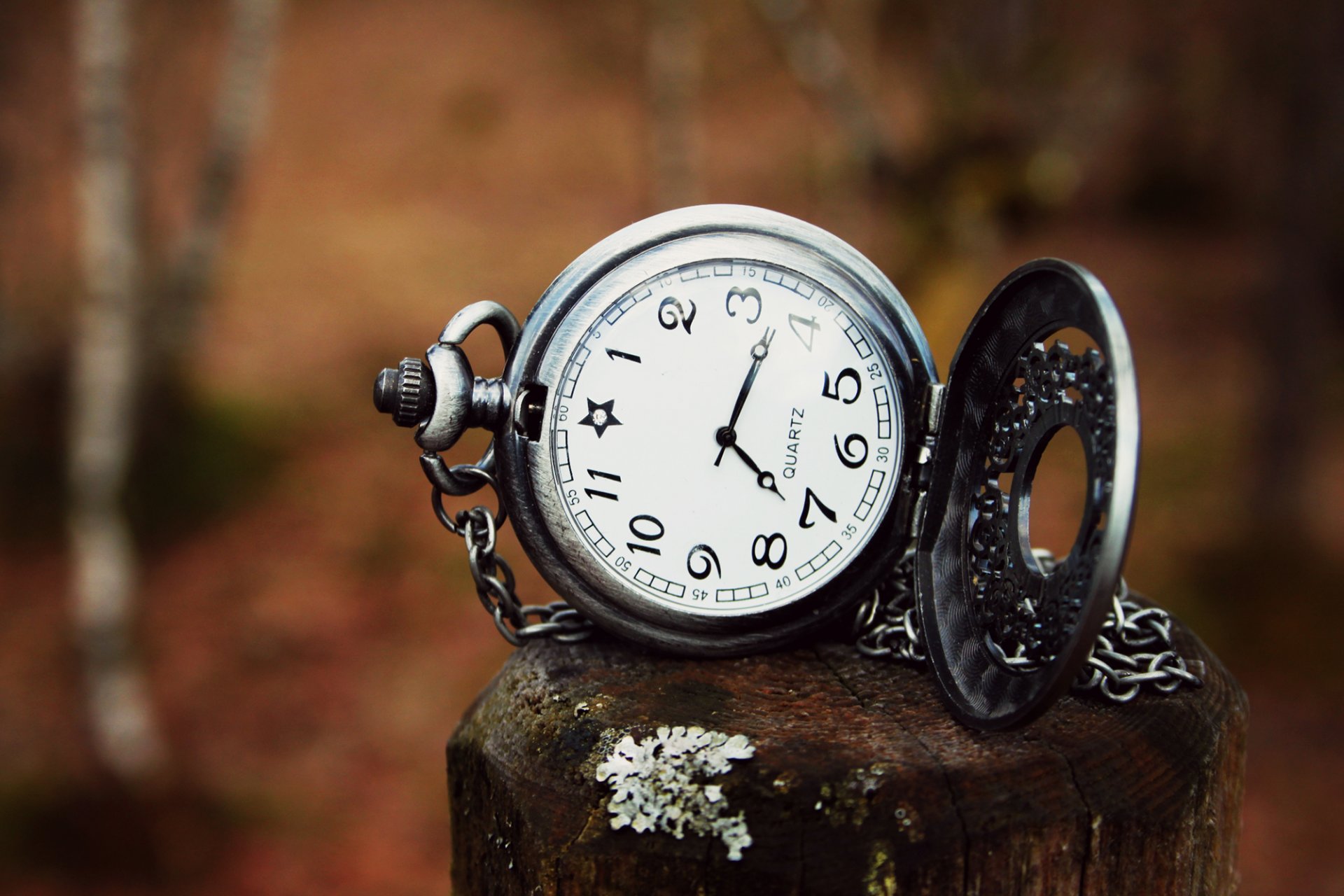 horloge cadran mains pendentif bois mise au point flou