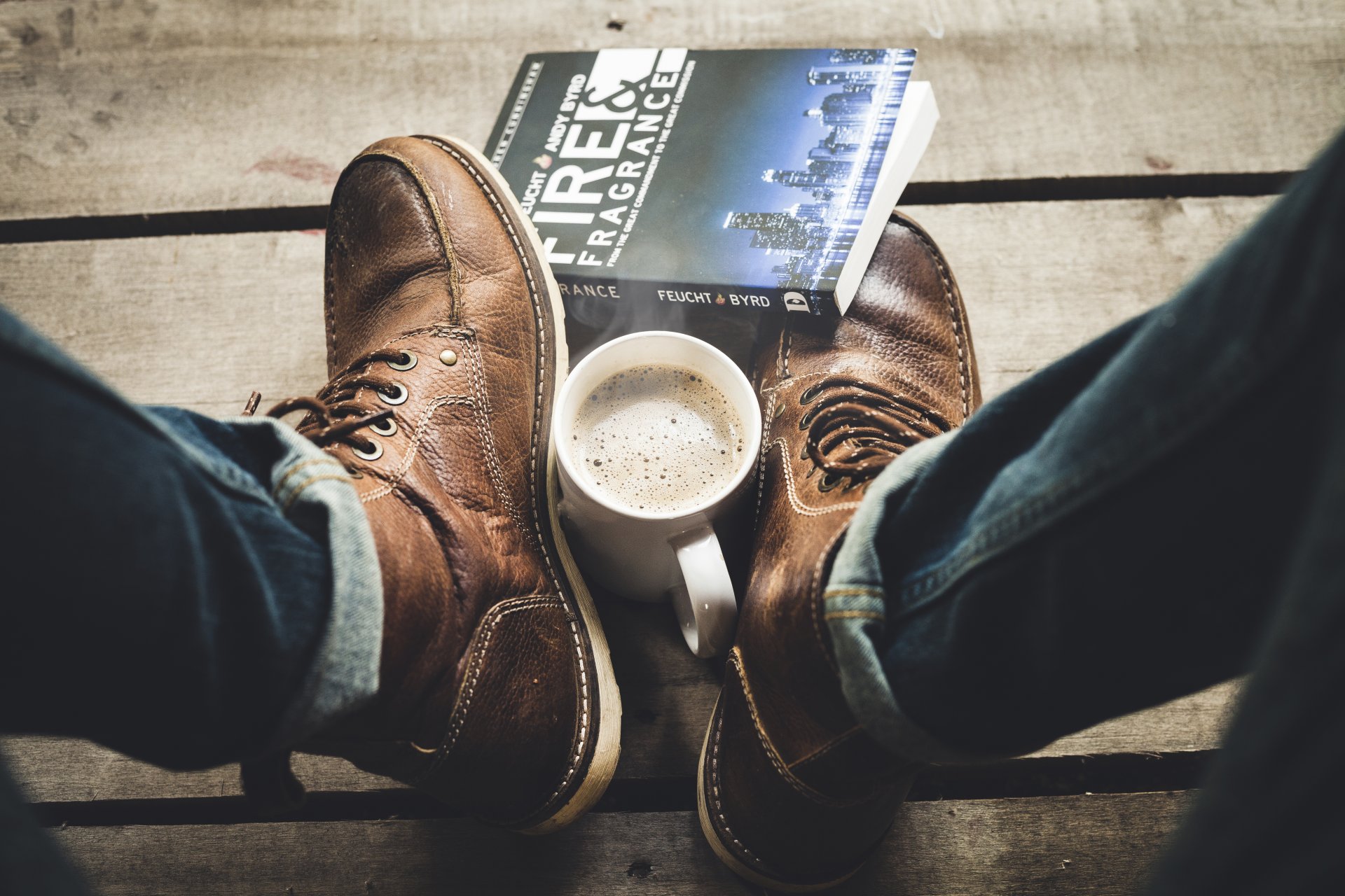 kaffee schuhe buch jeans