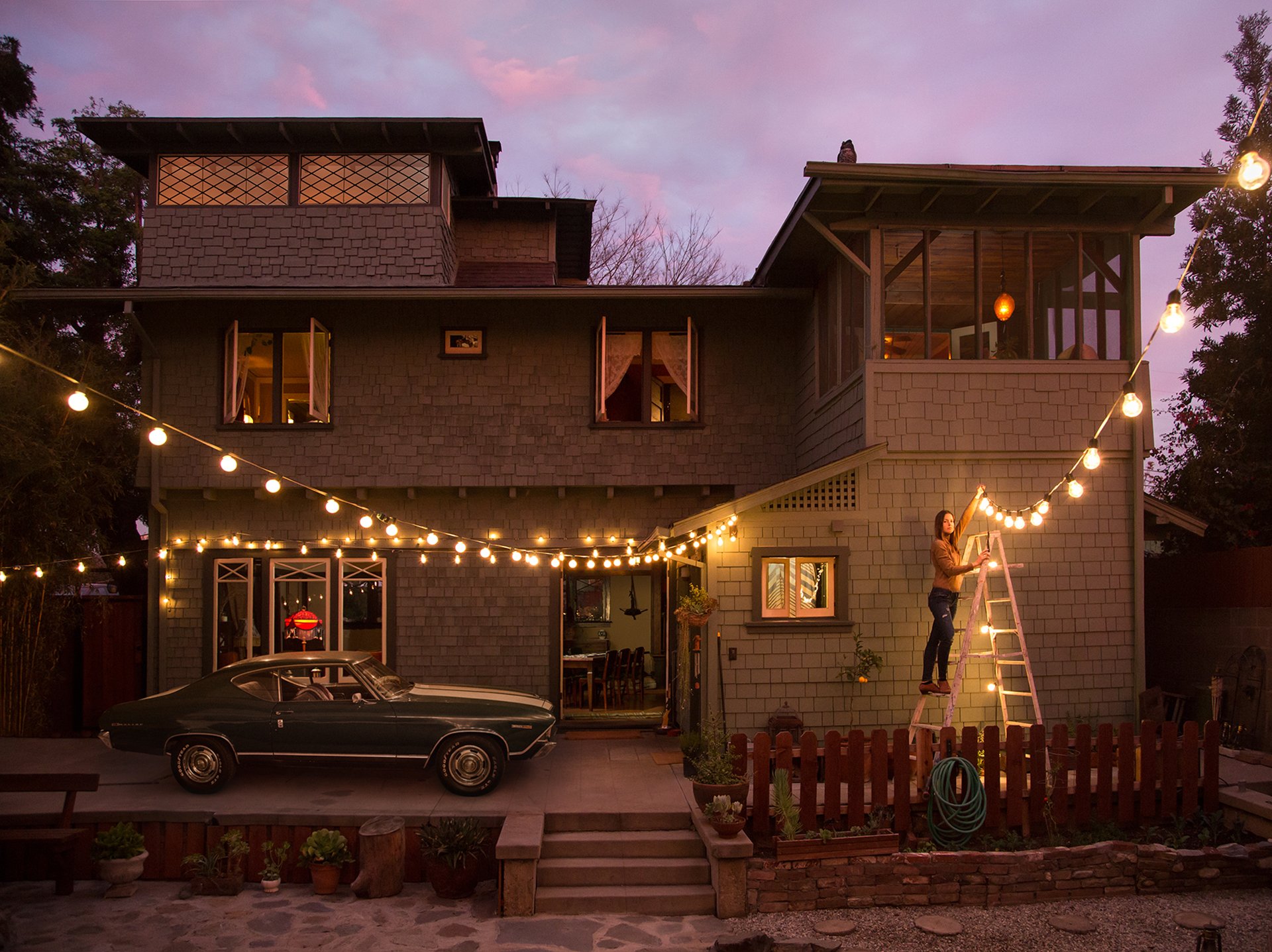 ryan schude fotograf haus auto mädchen hängt laternen girlande abend lichter beleuchtung