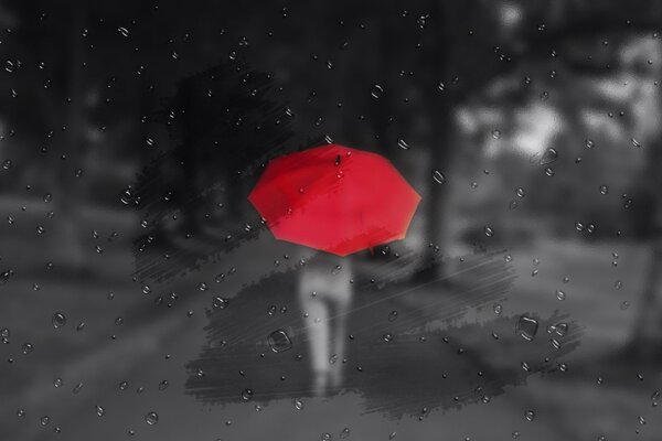 Parapluie rouge sur une photo en noir et blanc