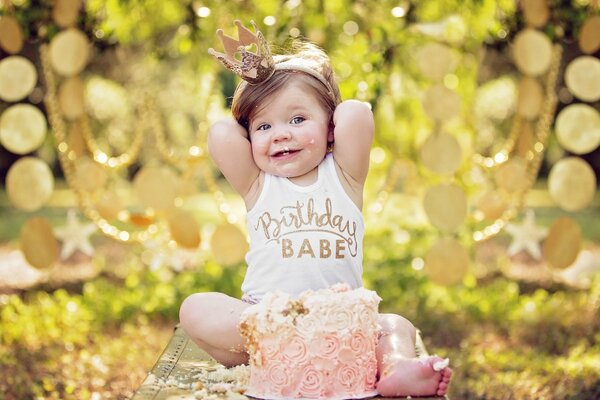 Pequeña princesa con un pastel tierno