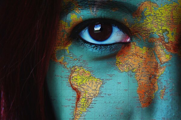 Fille sur le visage représenté par la carte du monde