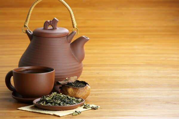 Juego de ceremonia de té con fondo de árbol