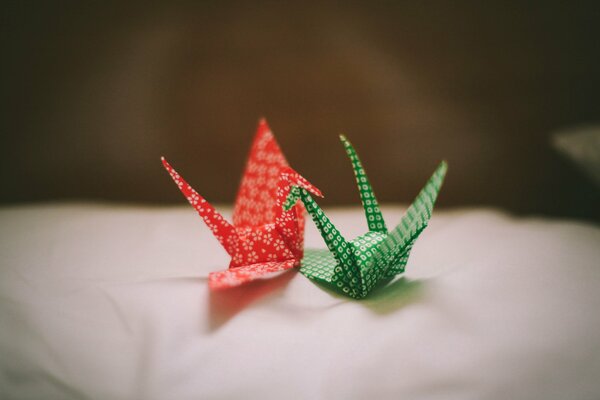 Origami multicolore en papier sous la forme de grues