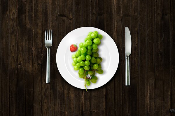 GRAPES ON A PLATE. tableware:KNIFE AND FORK