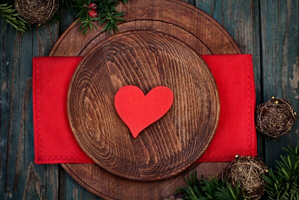 Décoration en forme de coeur sur une plaque en bois