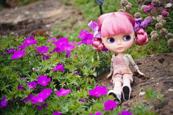 Poupée de jouet avec des cheveux roses en fleurs