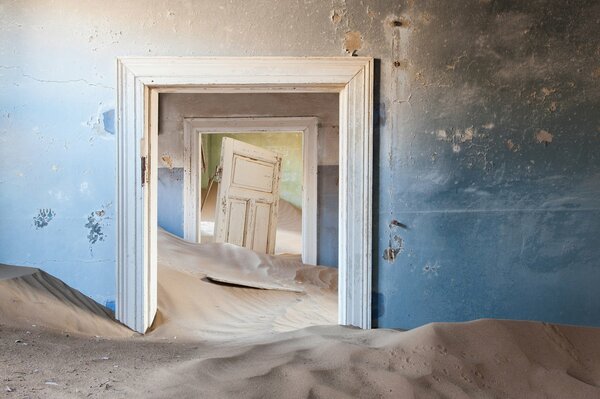 Dunas de arena en una habitación con una puerta y dos puertas