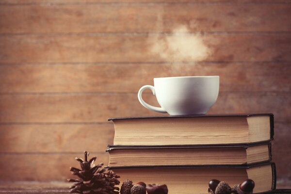 Nach dem Lesen von Büchern zu einer Tasse Tee wechseln