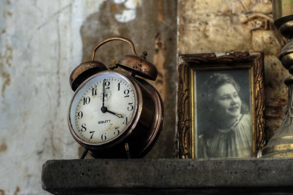 Altes Schwarzweißfoto neben einer Retro-Uhr